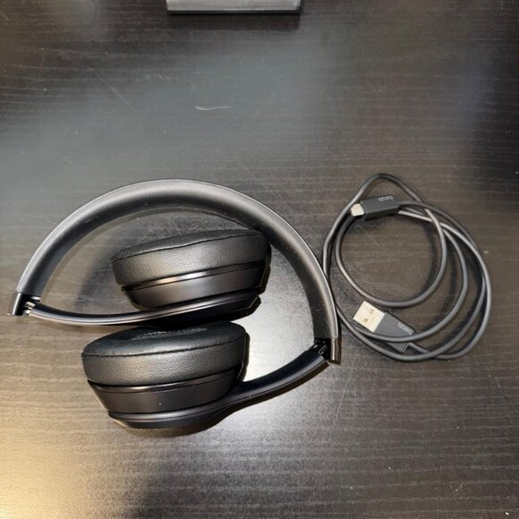 BEATS SOLO3 ON-EAR WIRELESS HEADPHONES - Picture 2 of 5